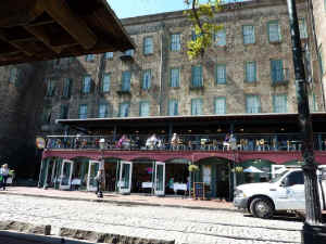 hotel.jpg (194491 bytes)